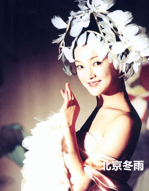 39歲周迅早年藝術寫真曝光 滿身羽毛靈動似芙蓉