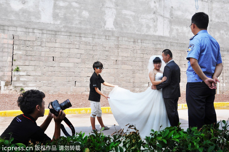 高墻里的集體婚禮 重慶監獄上演七夕“愛的守候”