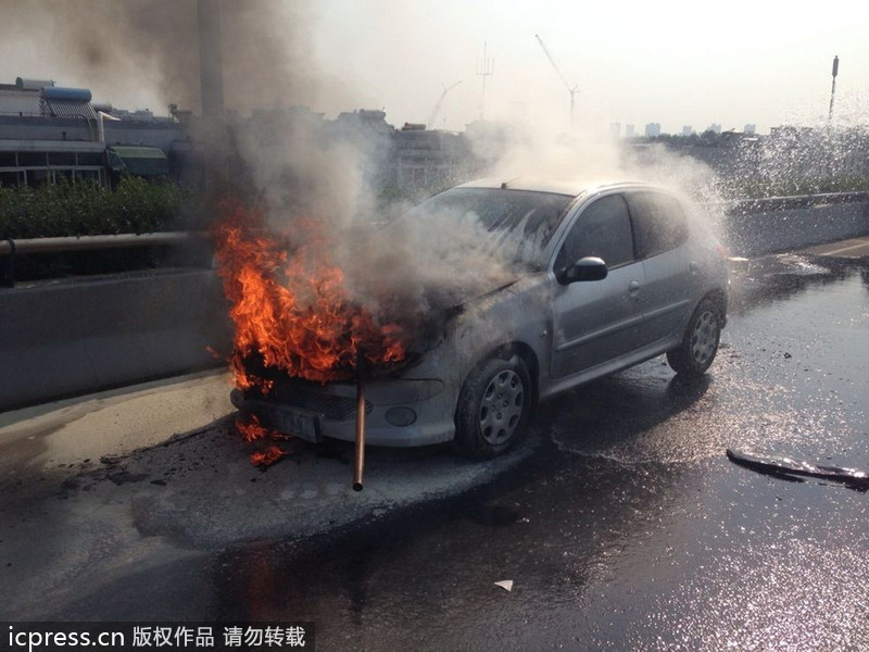 南京：標(biāo)致轎車自燃面目全非 車主僥幸逃生