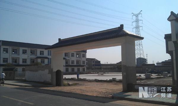 江蘇常州一村委辦公樓1500平 院內立12生肖石柱(圖)