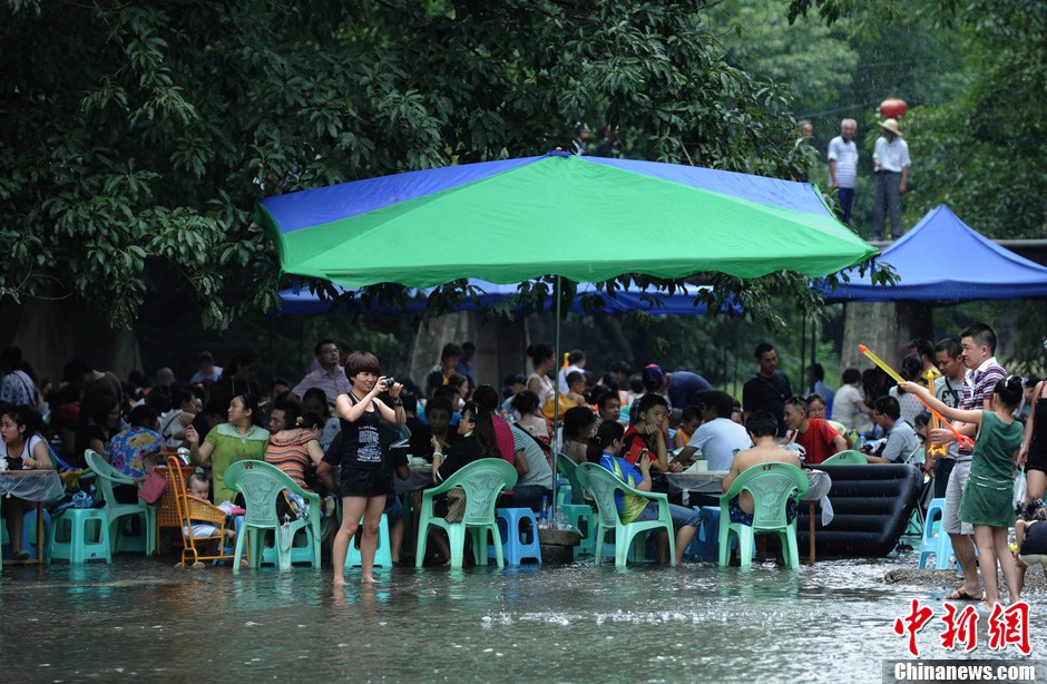 重慶再發高溫紅色預警 市民水中玩麻將納涼
