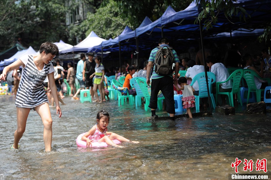 重慶再發高溫紅色預警 市民水中玩麻將納涼