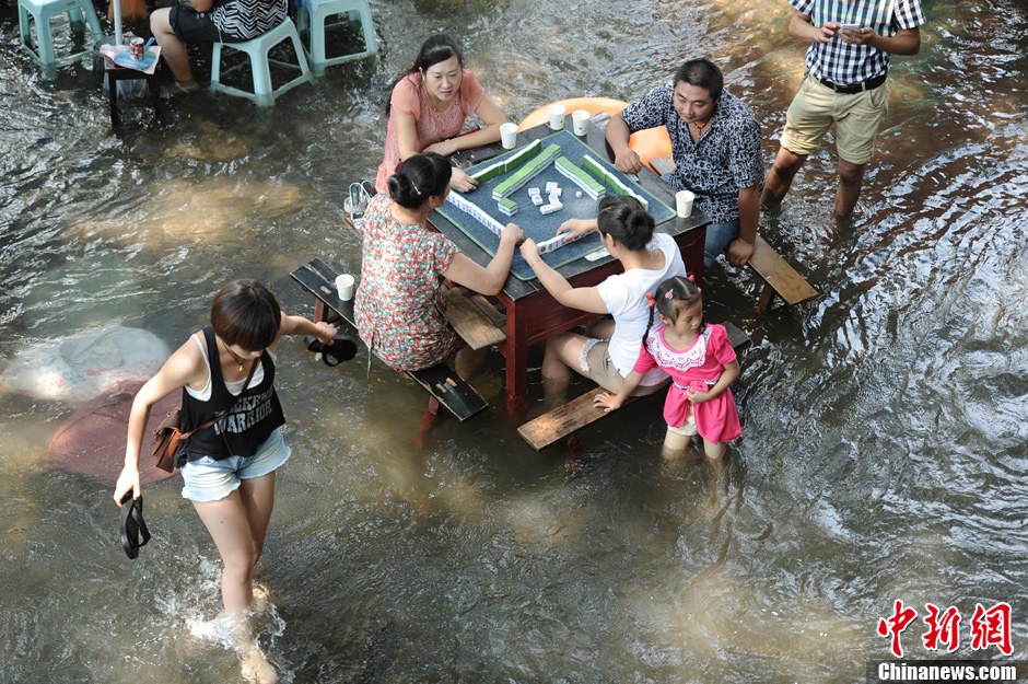 重慶再發高溫紅色預警 市民水中玩麻將納涼