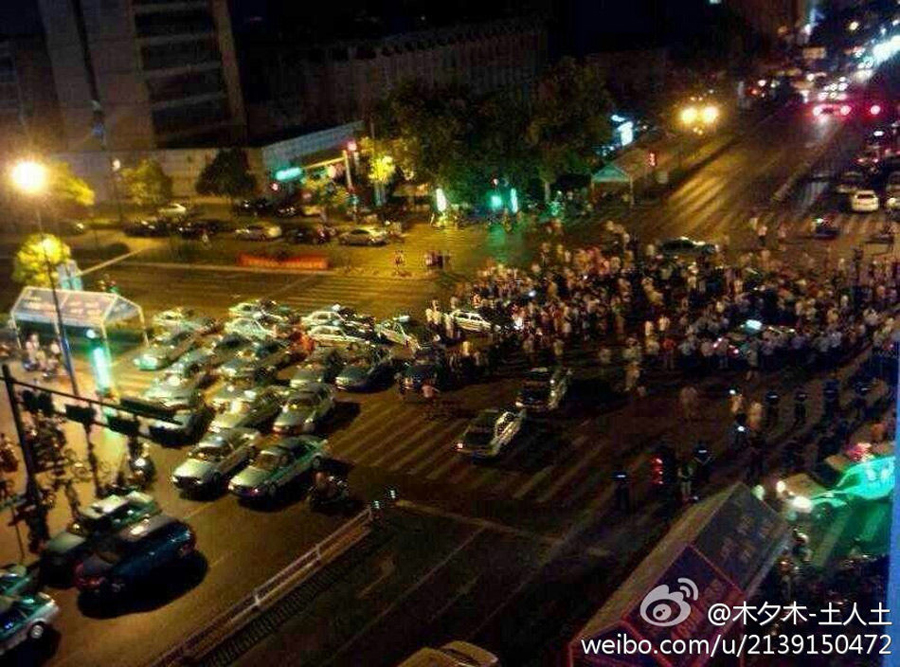 杭州街道辦官員撞車后與人爭執(zhí) 百人圍觀