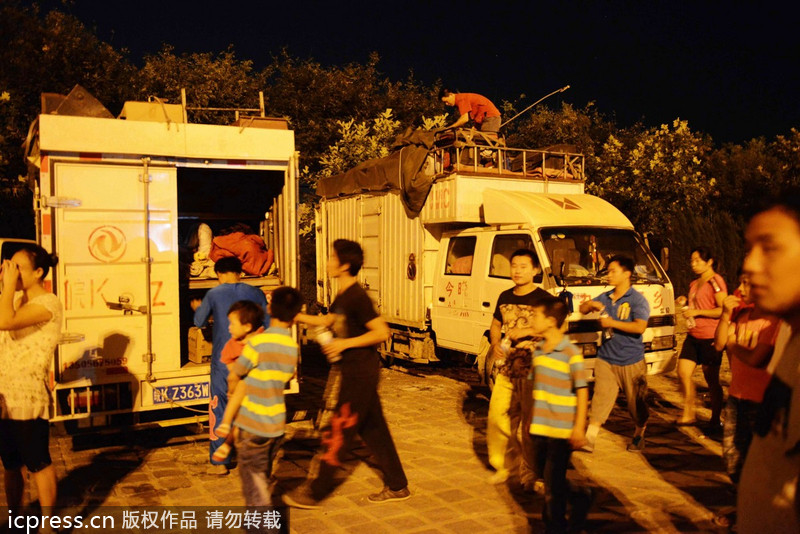 江湖雜技團借演出賣“靈藥” 稱“靈藥”中浸泡鱷魚、毒蛇等藥材