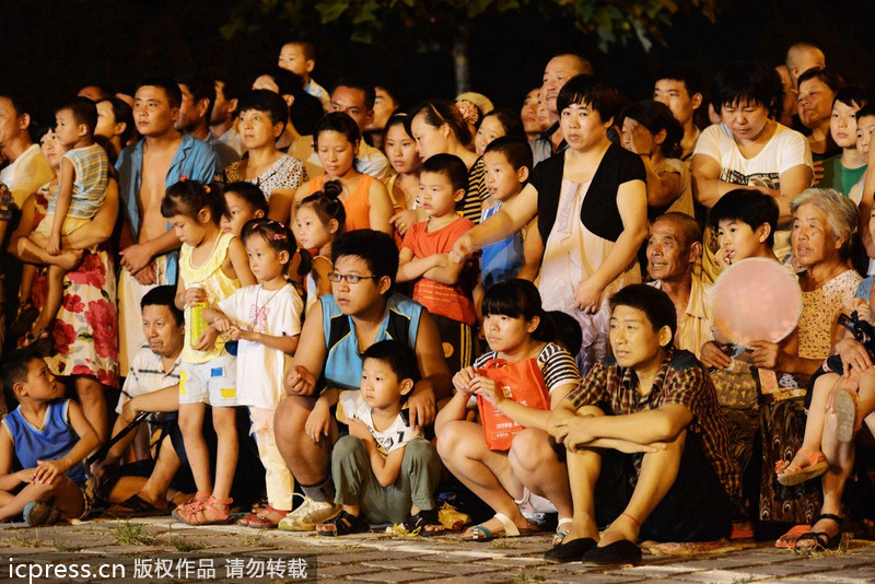 江湖雜技團借演出賣“靈藥” 稱“靈藥”中浸泡鱷魚、毒蛇等藥材