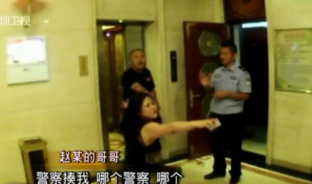 女子脫光上衣襲警現(xiàn)場實拍 彪悍潑婦耍橫直往警察懷里撲