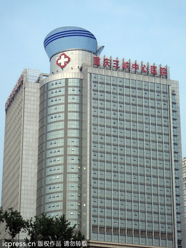 重慶萬州某醫院樓頂“護士帽”造型避雷針吸眼球