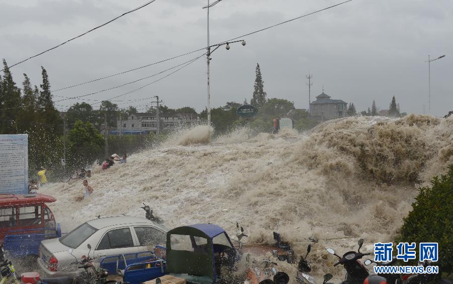 浙江海寧：高潮位達6.60米“回頭潮”席卷錢塘江鹽倉一帶 打翻數百名游客