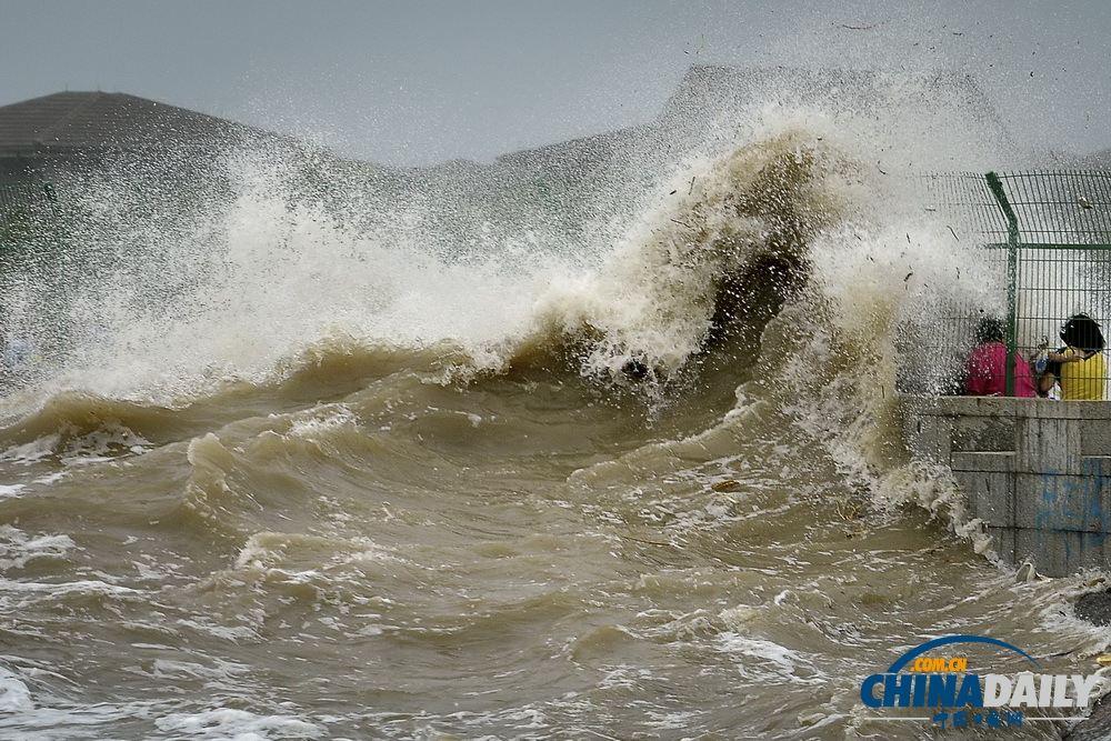 浙江海寧：高潮位達6.60米“回頭潮”席卷錢塘江鹽倉一帶 打翻數(shù)百名游客