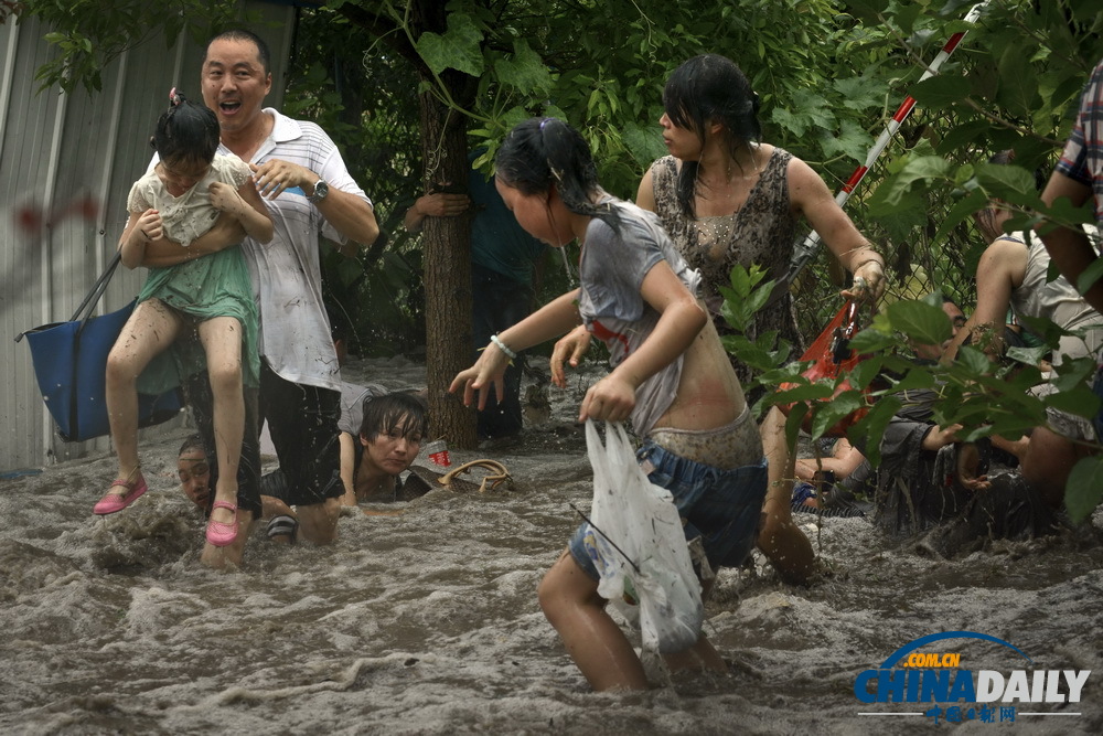 浙江海寧：高潮位達6.60米“回頭潮”席卷錢塘江鹽倉一帶 打翻數百名游客