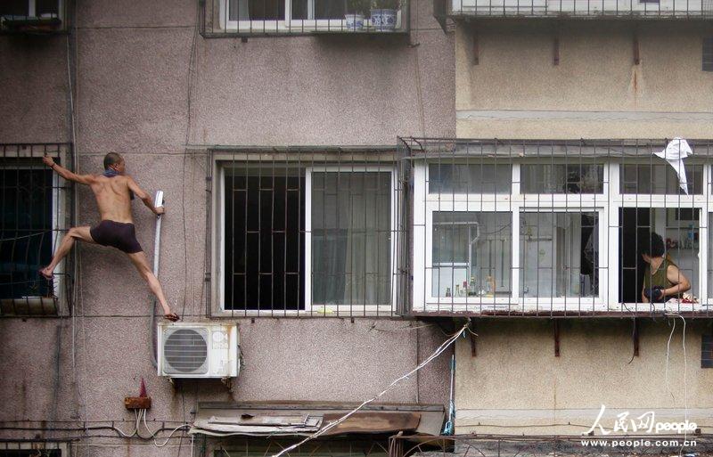 高清：遼寧一男子因感情問題挾持母親揮刀自殘