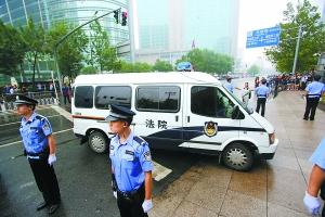 李某某庭上否認發生性關系 5名嫌疑人均不認罪