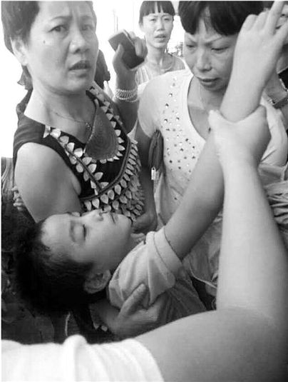 組圖：浙江19名小學(xué)生流鼻血近百人嘔吐 矛頭指向附近工廠