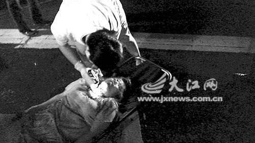 司機疲勞車撞上護欄 乘客險被擋風(fēng)玻璃割斷脖子