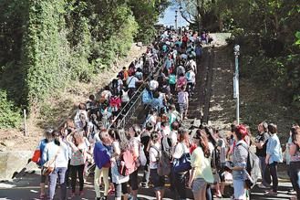 臺(tái)灣一所大學(xué)特色迎新生：行叩門禮、爬克難坡