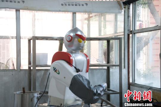 重慶大學(xué)食堂現(xiàn)“奧特曼”刀削面 銷量走俏