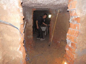 派出所長(zhǎng)別墅下挖200平地宮 十余城管執(zhí)法被扣