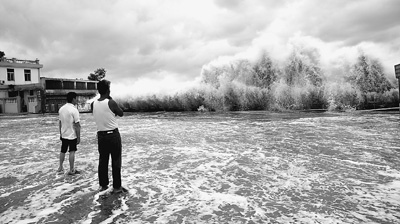 臺風“天兔”致數百航班取消鐵路停運 多地學校停課