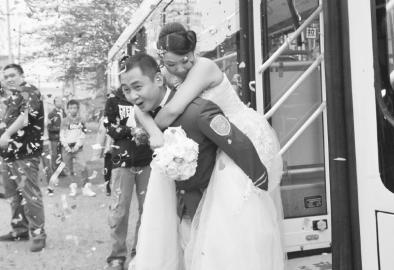 公交司機開公交娶媳婦 稱公交車是我的主場(圖)