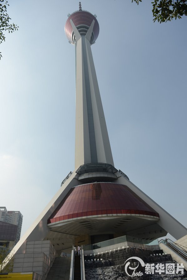 “西部第一高塔”開放迎客 兩百米高空俯瞰成都