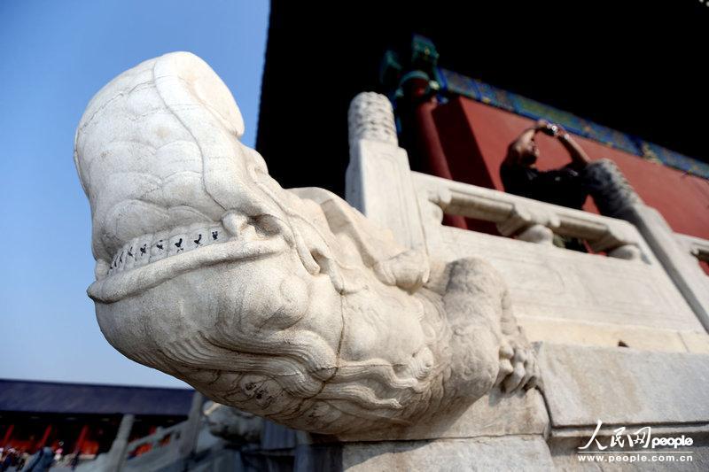 北京天壇螭首遭人“蛀牙” 污損疑成年人所為