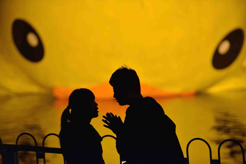 高清：大黃鴨昆明湖里“沖個澡”繼續在頤和園展出