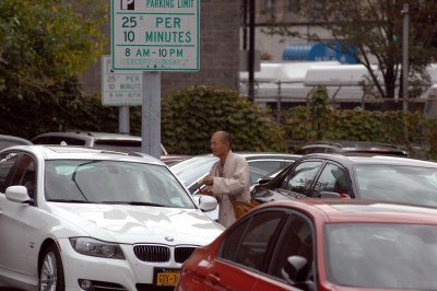 紐約頻現華人假和尚化緣 強送佛珠索要捐款(圖)