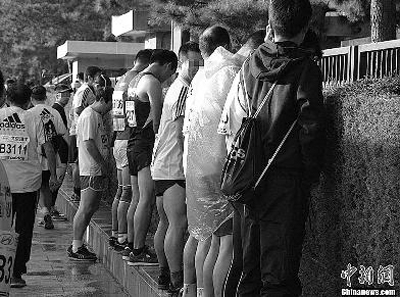 北京馬拉松選手“尿紅墻” 專家稱專業運動員尿褲子