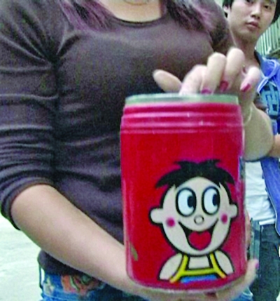 亂扔儲錢罐丟了數(shù)百元硬幣 3歲兒子被媽媽小區(qū)“罰跪”(圖)