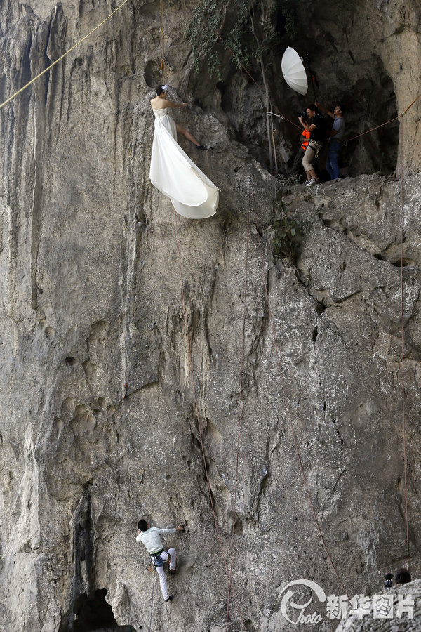 廣西柳州：“女漢子”穿婚紗攀巖 拍攝酷炫婚紗照