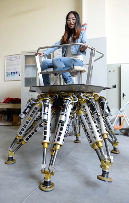 高清：上海交大研發(fā)“六爪章魚”機器人亮相