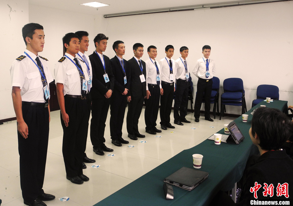 南航貴州“招乘” “90后”帥哥美女應聘場面火爆