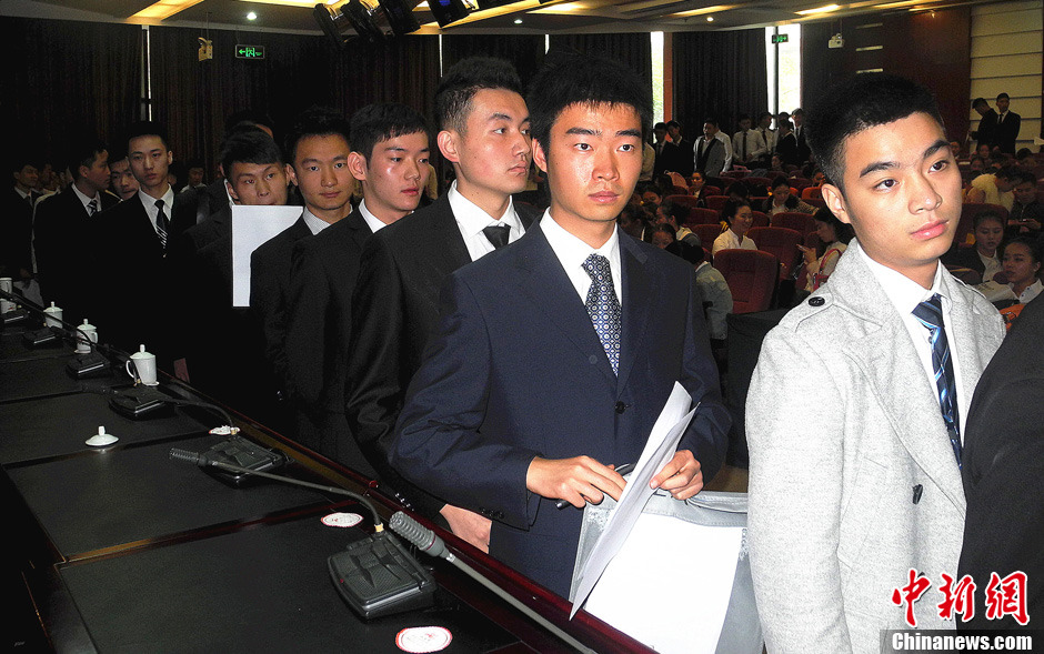 南航貴州“招乘” “90后”帥哥美女應聘場面火爆