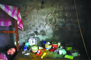 城市化留下農村無人照看老人:兒女只在墻上留下電話