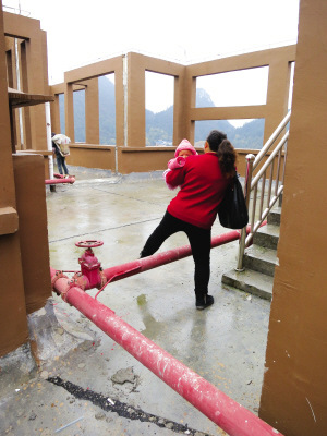 小區電梯常故障 居民乘其他單元電梯從樓頂回家