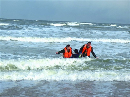 女子因感情受挫產(chǎn)生輕生念頭 投海被民警救回(圖)