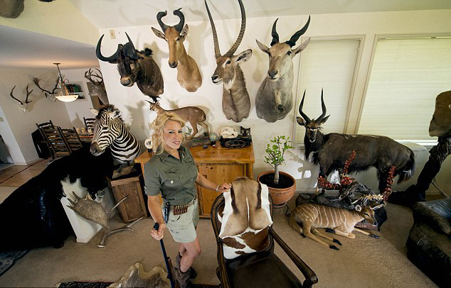 美女獵人射殺超70種動物 堅稱獵殺為保護