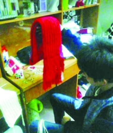 三個男生織圍巾送女友 網友嘆“逆天了”(圖)