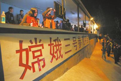 環(huán)衛(wèi)工花兩千，為看嫦娥30秒