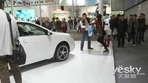 女子逼老公買車出大招 當眾撕扯劃車后買下