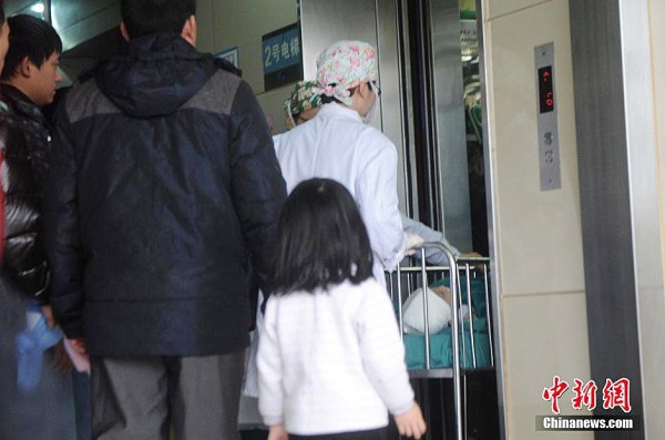 重慶被摔男嬰術(shù)后仍昏迷 打人女孩家屬?gòu)奈纯赐?/></p>

<p>　　2013年12月16日上午8時(shí)許，重慶長(zhǎng)壽區(qū)被摔男嬰原原在重慶醫(yī)科大學(xué)附屬兒童醫(yī)院進(jìn)行開(kāi)顱手術(shù)。圖為醫(yī)生將原原推進(jìn)電梯。</p>

<p>據(jù)央視新聞消息，重慶被摔男嬰原原手術(shù)結(jié)束已24小時(shí)，原原仍在昏迷，未來(lái)7天還是危險(xiǎn)期。原原父親表示，毆打原原的女孩和家屬一直沒(méi)來(lái)看望過(guò)，治療費(fèi)花了13萬(wàn)元，對(duì)方只付了7.8萬(wàn)元，其它都是網(wǎng)友捐款，原原父親希望對(duì)方家屬能主動(dòng)站出來(lái)。（中新網(wǎng)12月17日電）</p>
</p>
</div>
</div>

<div   class=