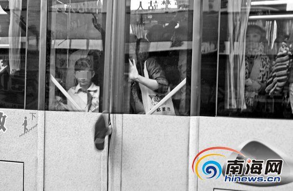 公交司機(jī)停車抓車上小偷 乘客無(wú)人幫忙抱怨耽誤時(shí)間