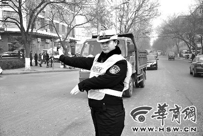 寶雞女協警懷孕7月堅持疏導交通 醫生建議量力而行