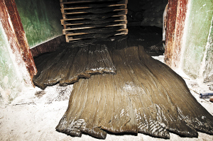 昆明一無證粉條作坊憑手感加色素 已被工商部門查處