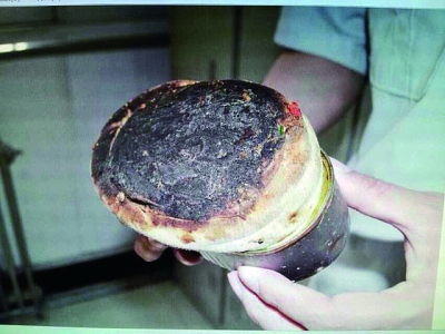 城管檢查發現煎餅攤貓膩 內褲襪子做油擦令人作嘔