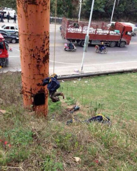 東陽廣告高炮上懸掛一具干尸