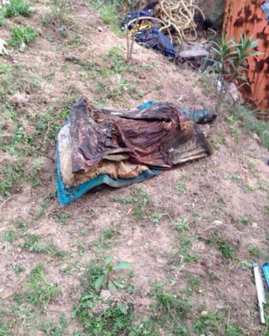 東陽廣告高炮上懸掛一具干尸