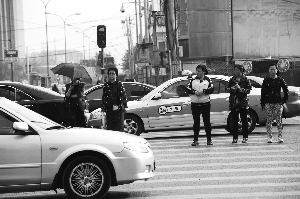 “罰”了一年 紅燈照闖 公主墳路口10分鐘內105人闖紅燈