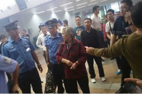 湖南老人在首都機場二號航站樓引燃鞭炮(圖)